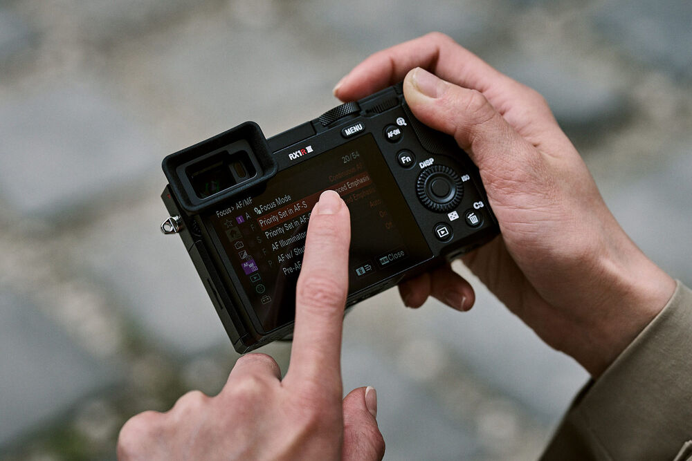 Sony RX1R III Compact Full-Frame Camera with 35mm f/2 ZEISS Lens – 61MP